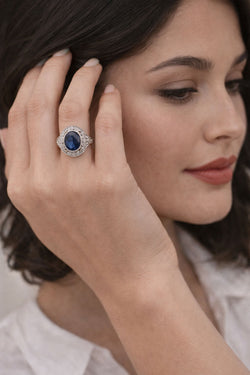 ANILLO DE ALTA JOYERIA EN PLATINO CON ZAFIRO AZUL Y DIAMANTES.