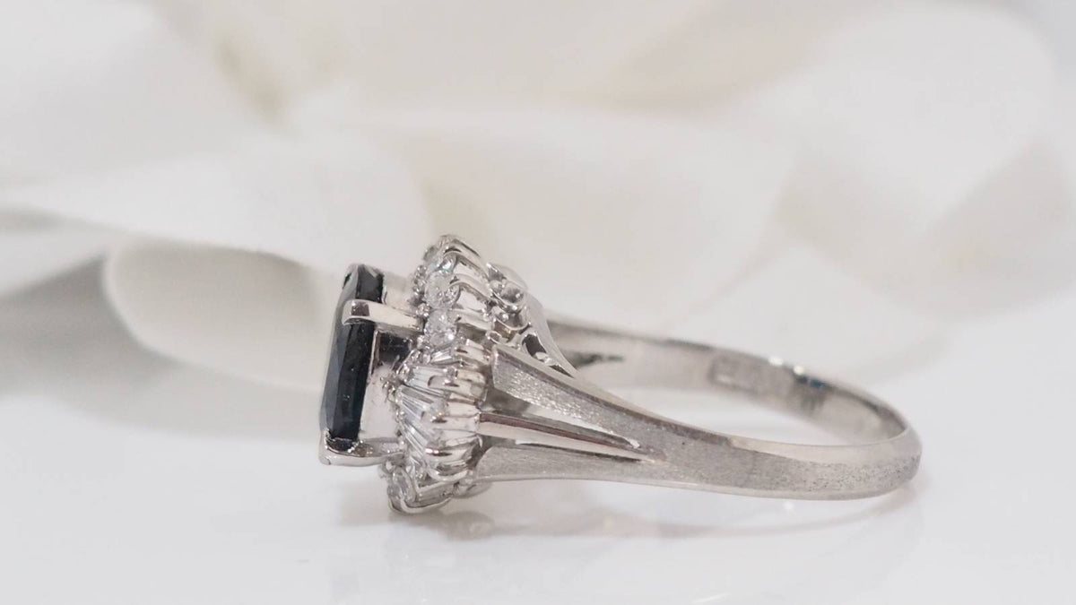 Bague en or blanc, saphir ovale et diamants