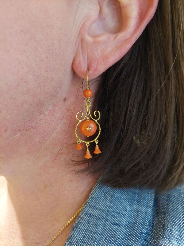Boucles d'oreilles pendantes corail en or jaune