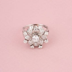 BUCHERER Bague florale en or blanc et diamants