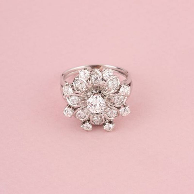 BUCHERER Bague florale en or blanc et diamants