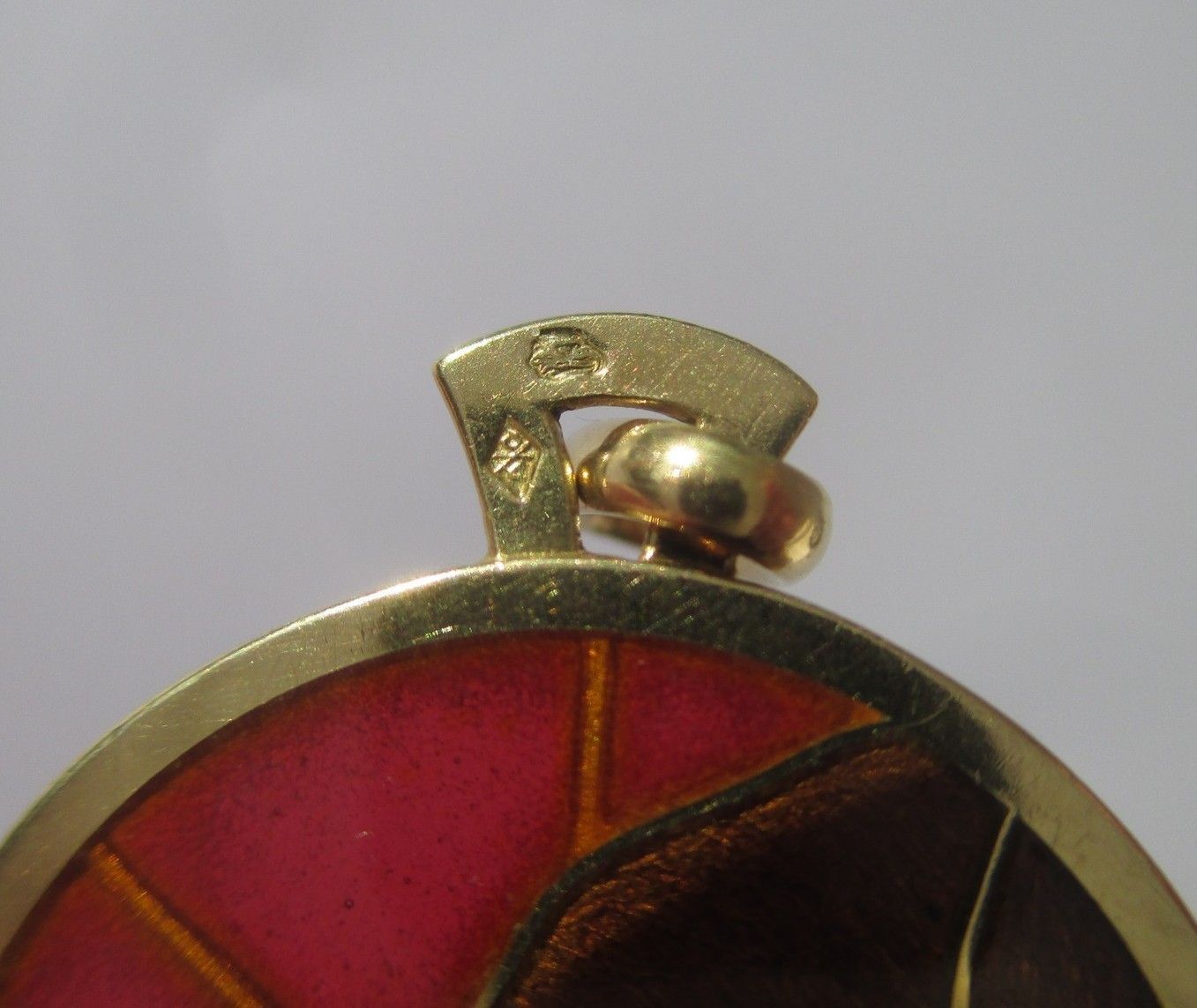 Pendentif CARTIER zodiaque taureau en or jaune et émail