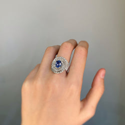 Entourage ring in white gold, sapphire and diamonds 