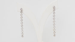 Boucles d'oreilles pendantes en or blanc et diamants