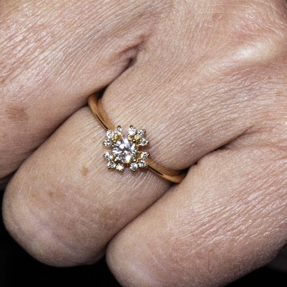 Ring Solitaire in yellow gold and diamonds