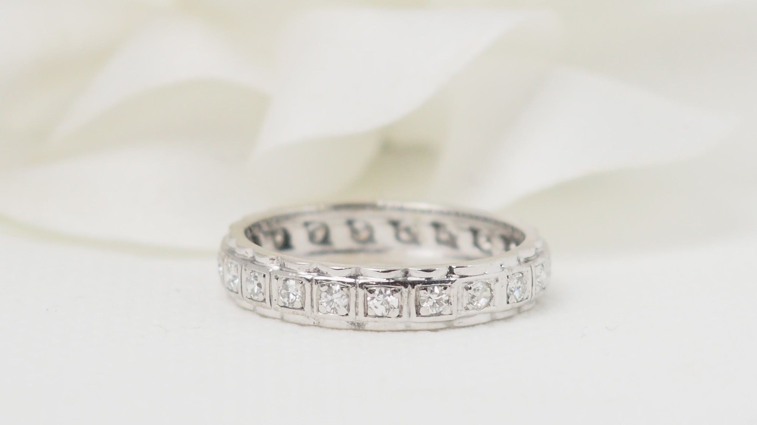 Alliance tour complet en or blanc et diamants