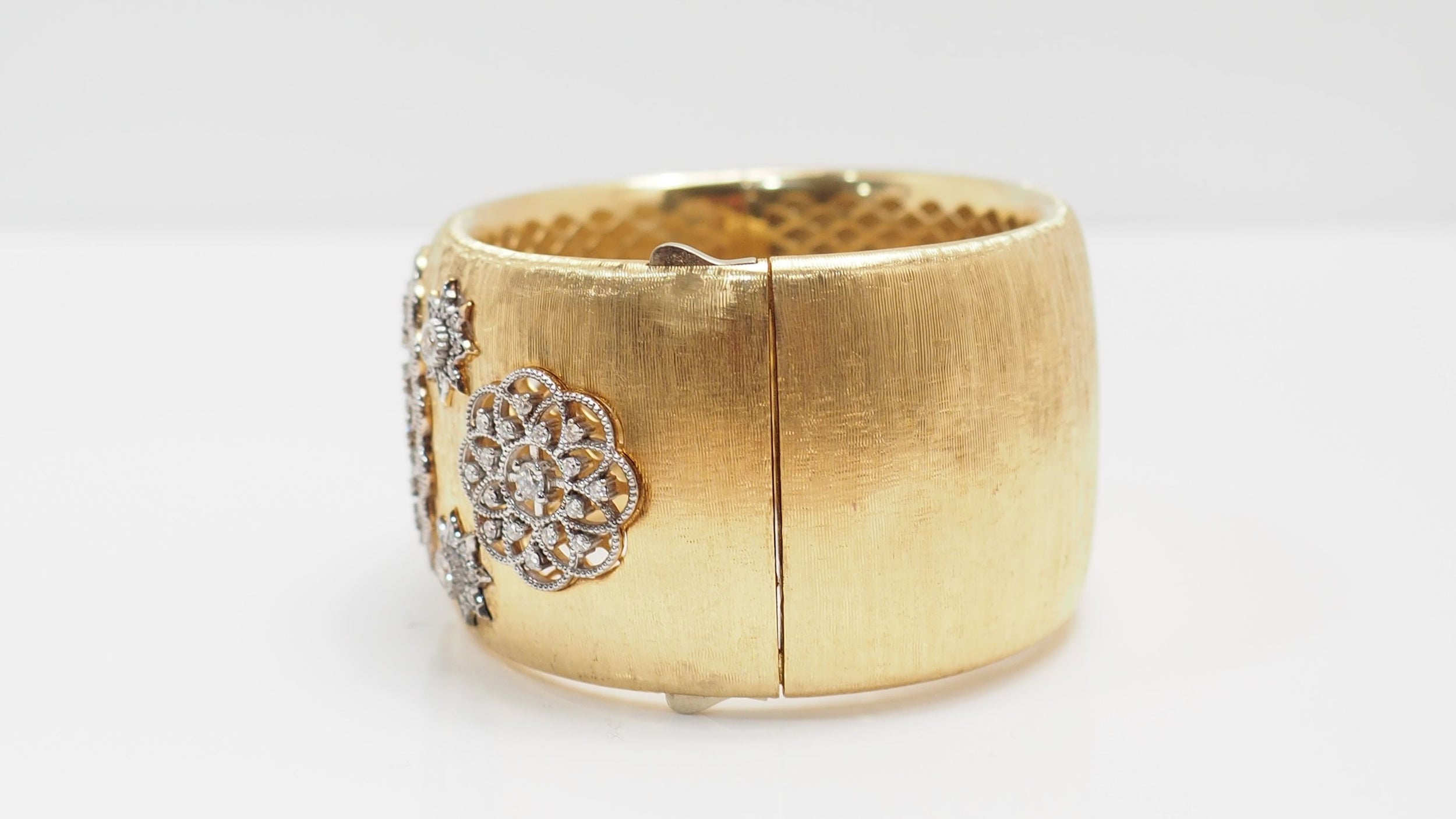Bracelet manchette or bicolore et diamants