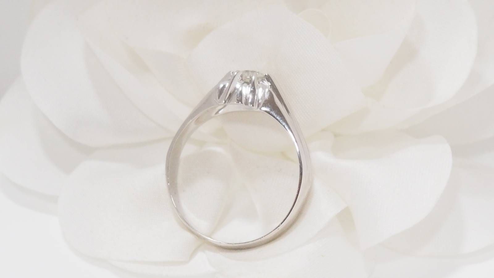 Bague solitaire en or blanc et diamant