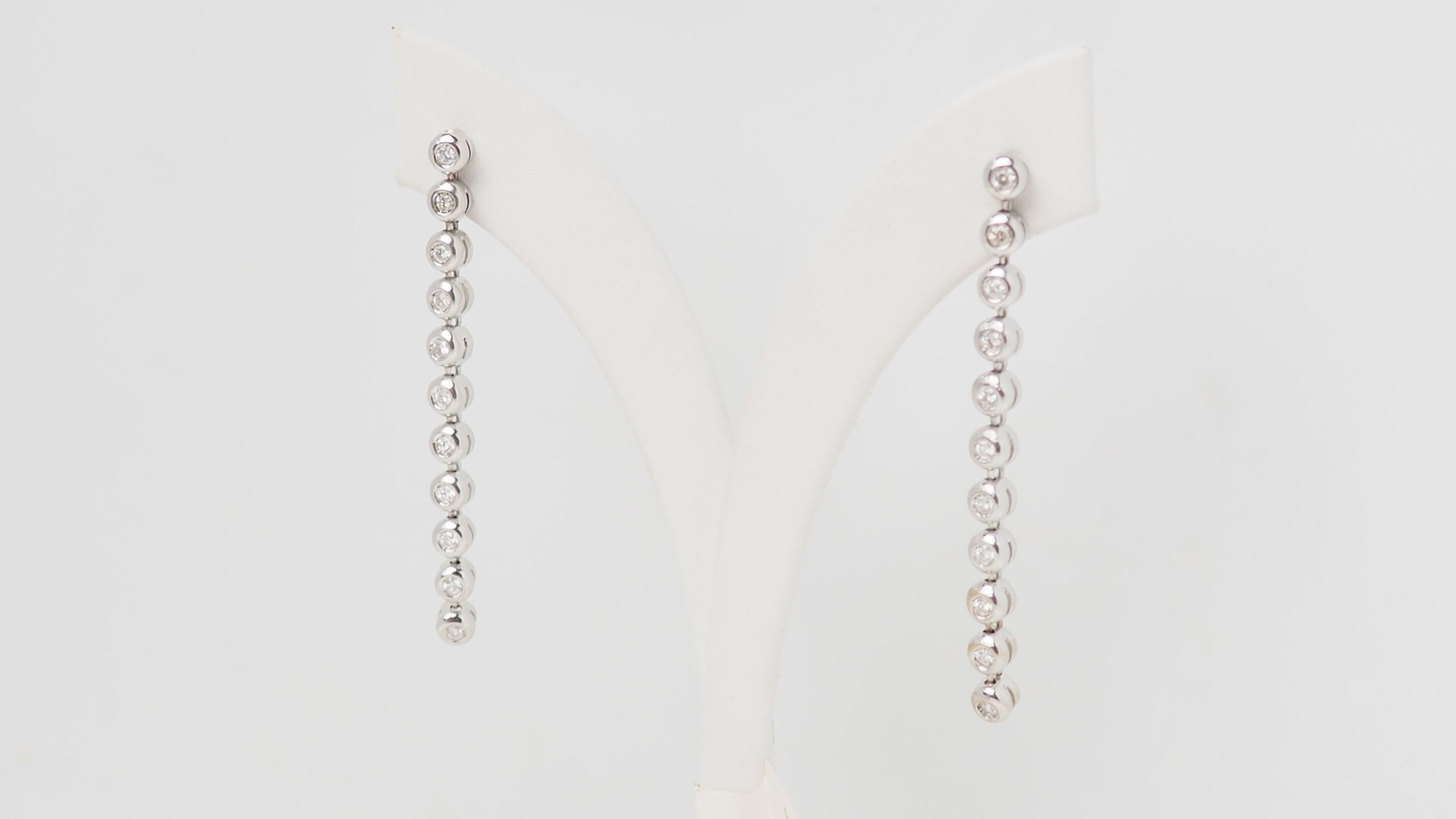Boucles d'oreilles pendantes en or blanc et diamants