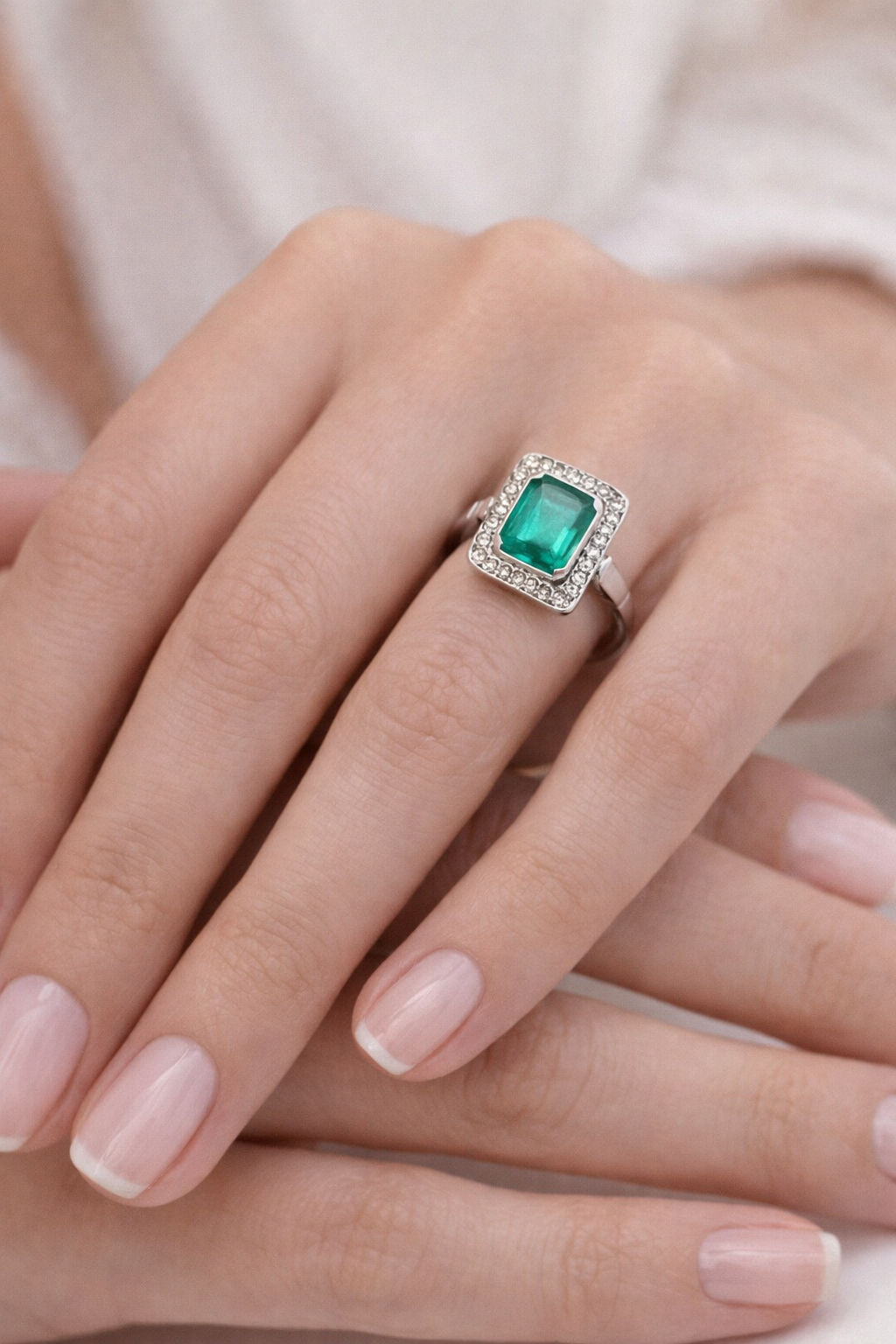 Bague art déco en or blanc et diamants et émeraude