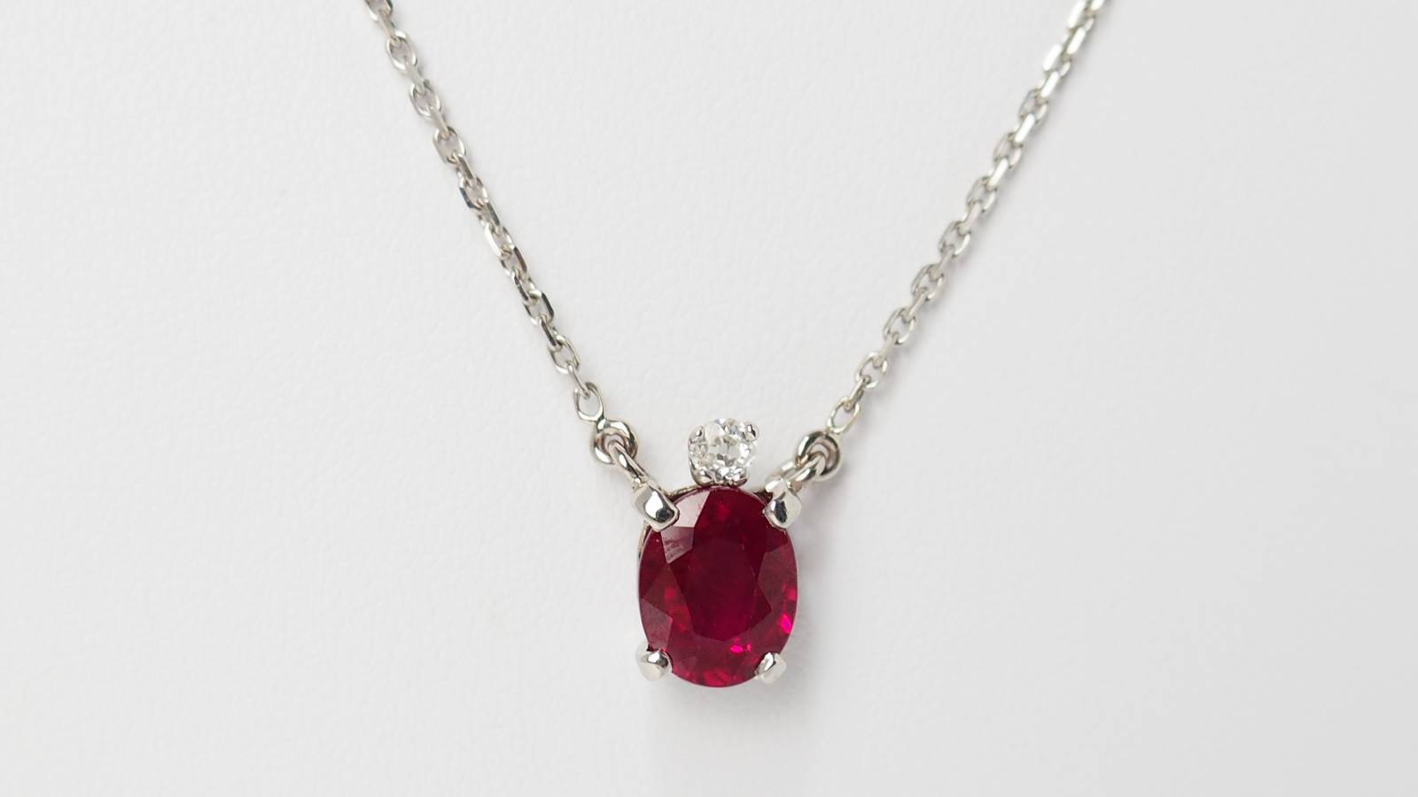 Collier en or blanc, Rubis ovale et diamant