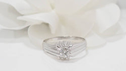 Bague solitaire en or blanc et diamant