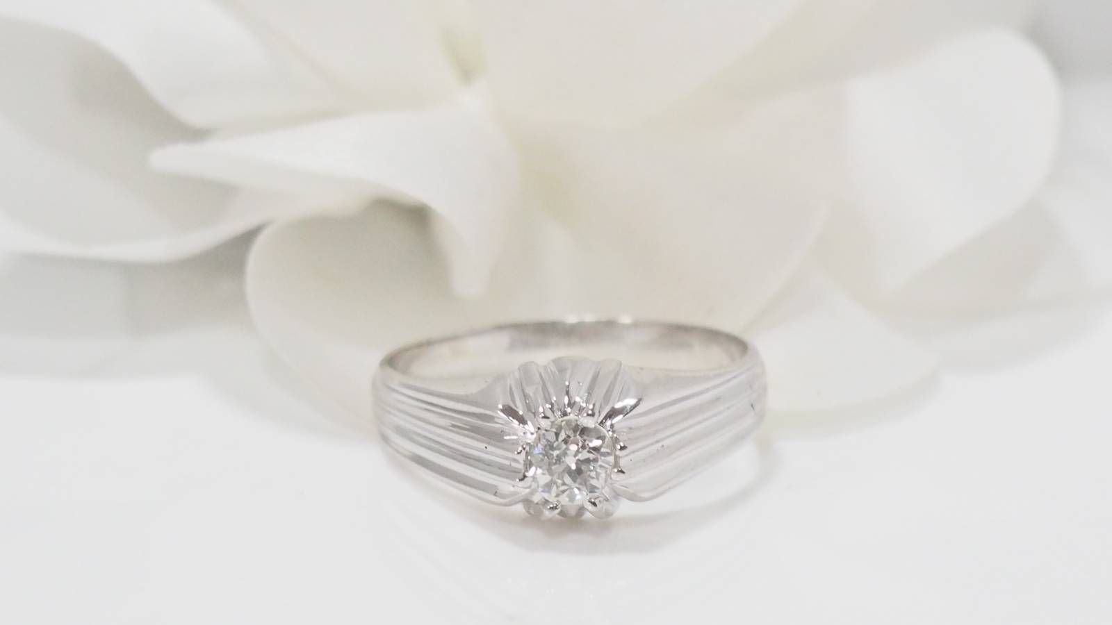 Bague solitaire en or blanc et diamant