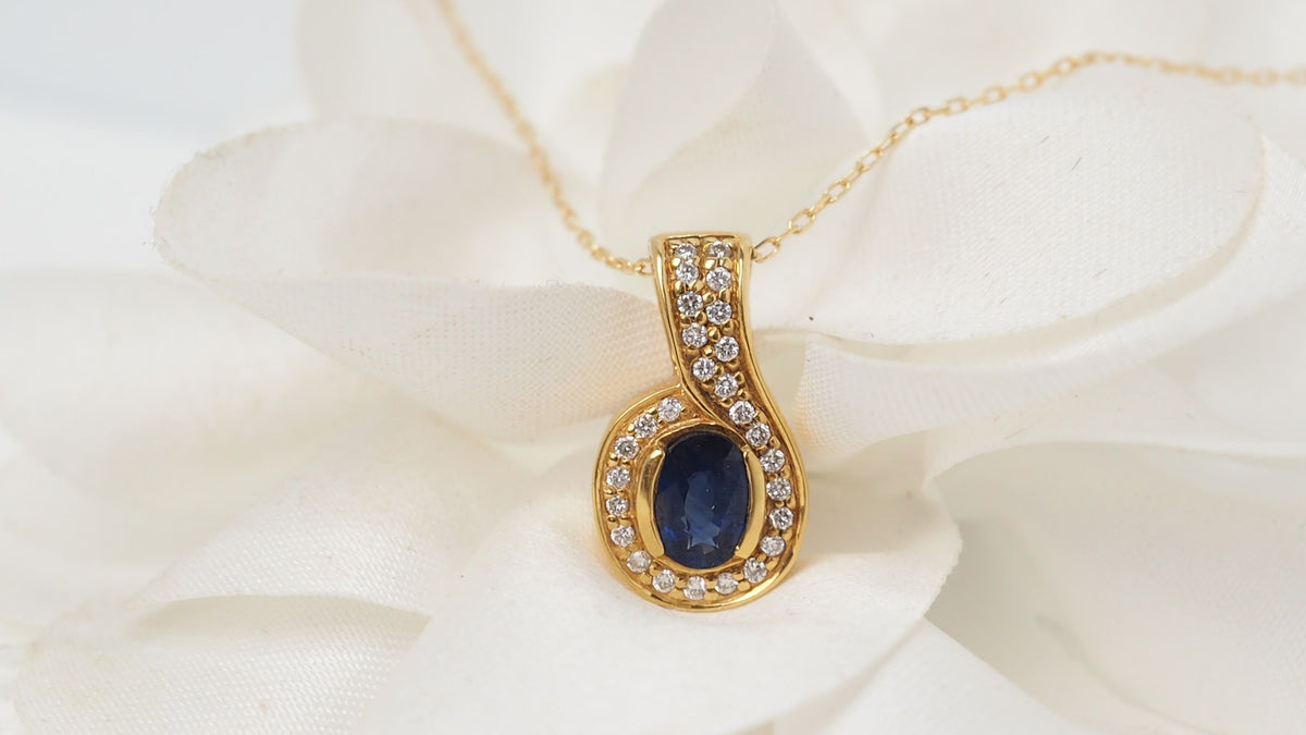 Pendentif et chaîne en or jaune, saphir et diamants