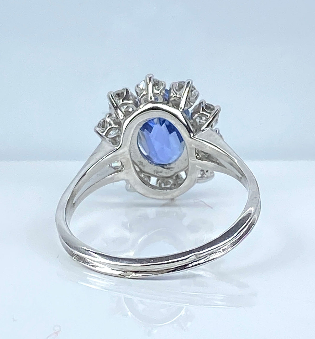 Bague marguerite en or blanc 18 carats, saphir et 10 diamants