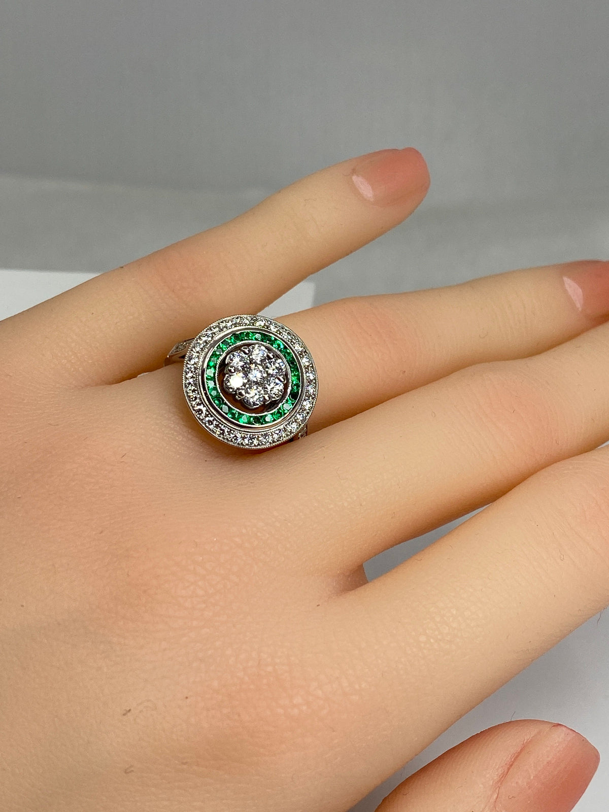 Bague ronde en or 18 carats en émeraudes et diamants de style ART DECO