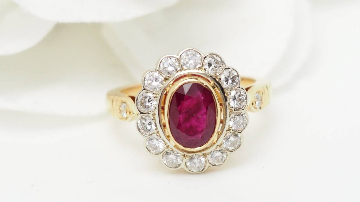 Bague entourage en or jaune, rubis et diamants