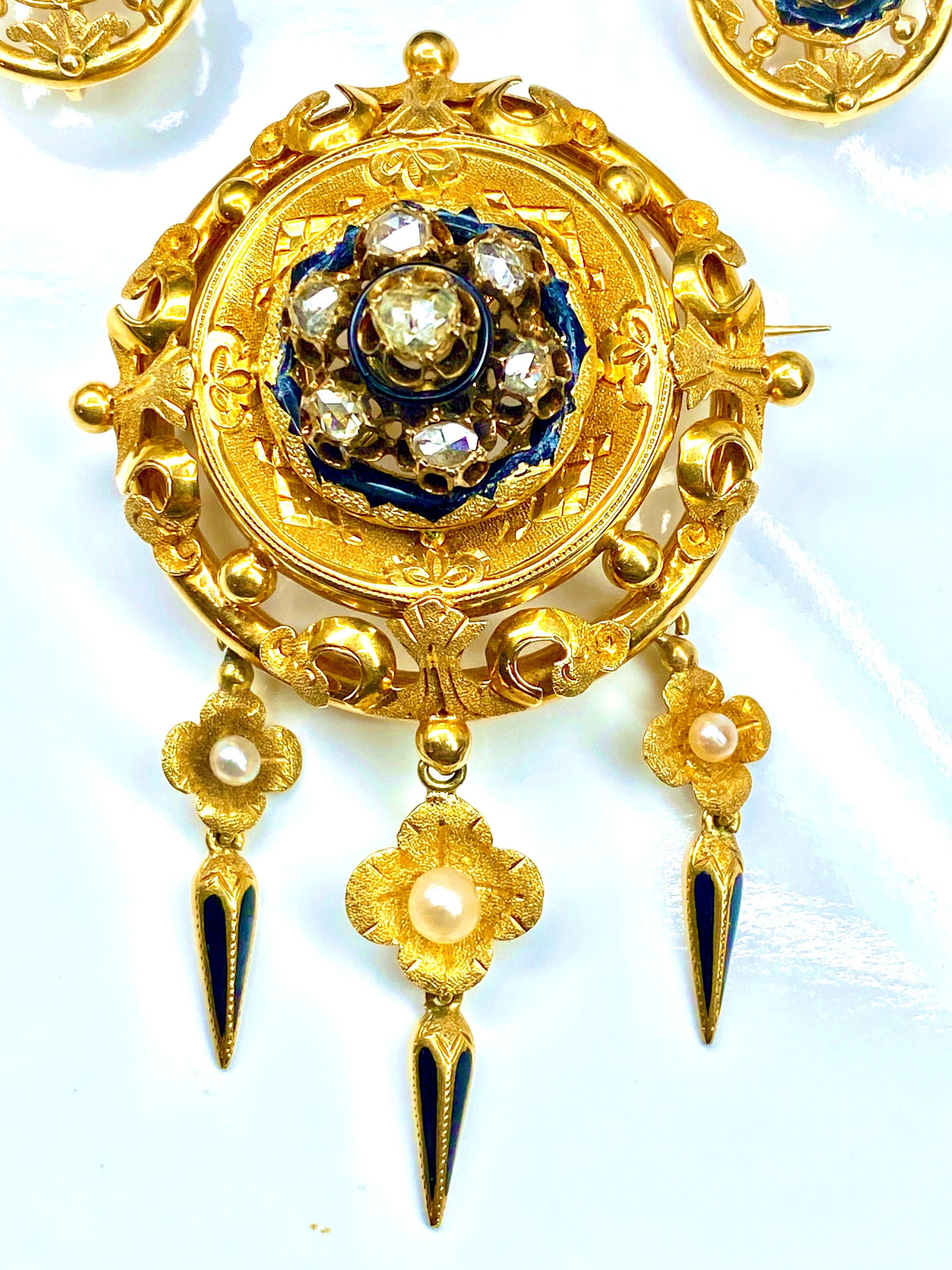 Parure : broche et boucles d’oreilles en or 18 carats, émail, diamants et perles . Epoque Napoléon III.