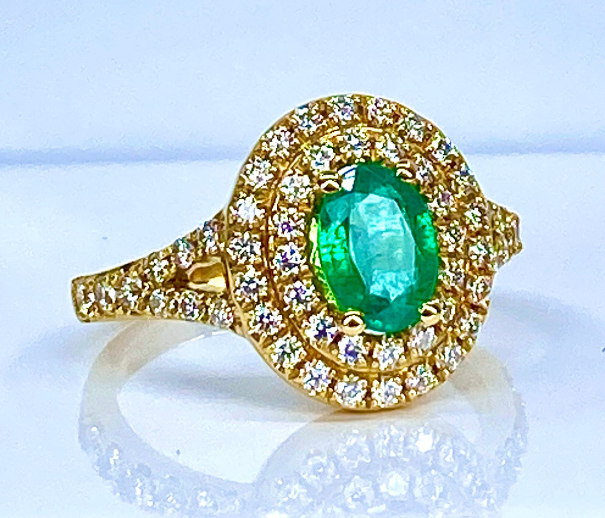 Bague en or jaune 18 carats ornée d’une émeraude et diamants