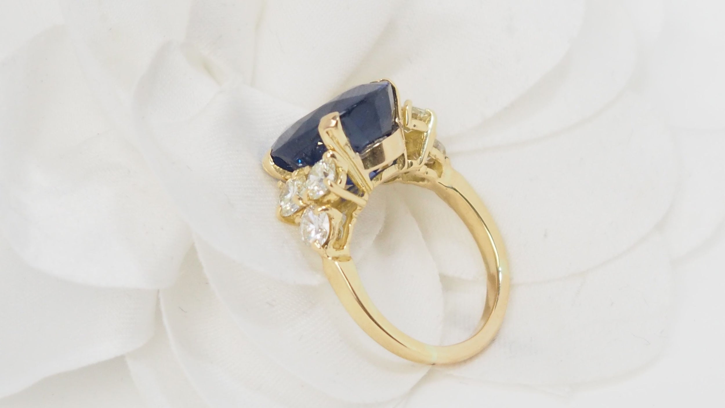 Bague importante en or jaune, saphir de Ceylan et diamants