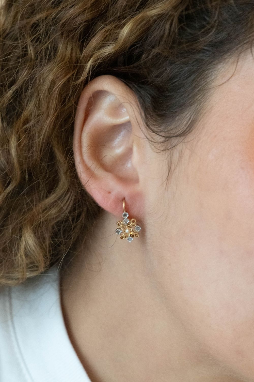 Boucles d'oreilles dormeuse en or jaune et platine avec diamants