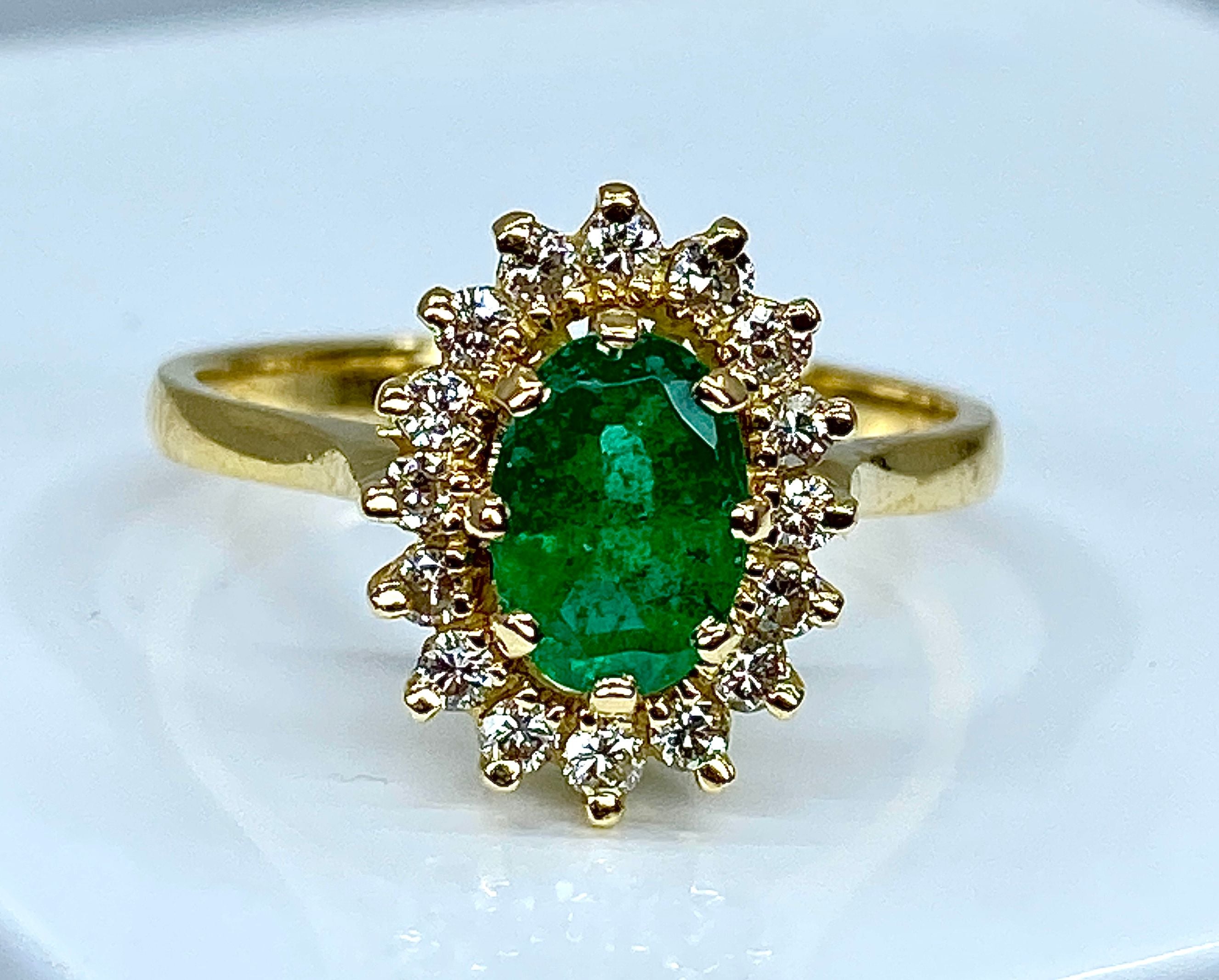 Bague marguerite en or 18 carats en émeraude et diamants