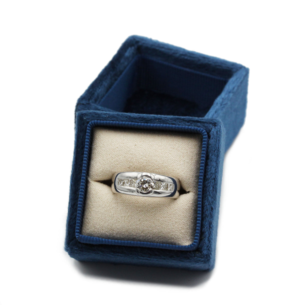 Bague - Or blanc et diamants