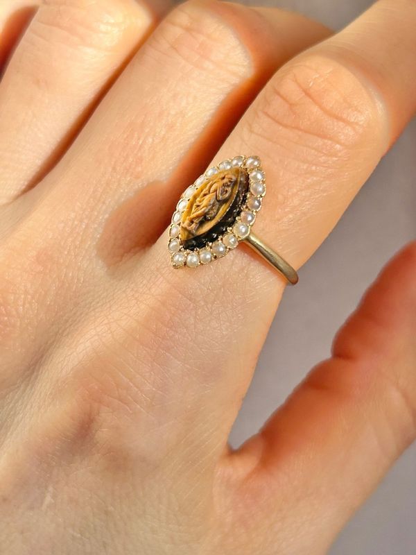 Ring antique in yellow gold 18k tiger eye and pearls