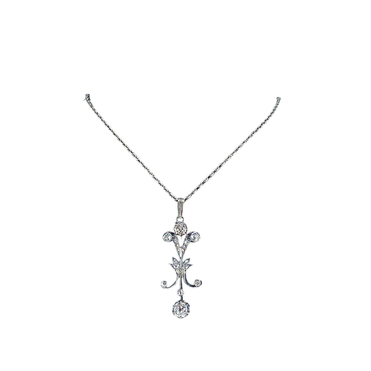 Pendentif en or et argent serti de diamants, avec chaîne. Epoque Napoléon III