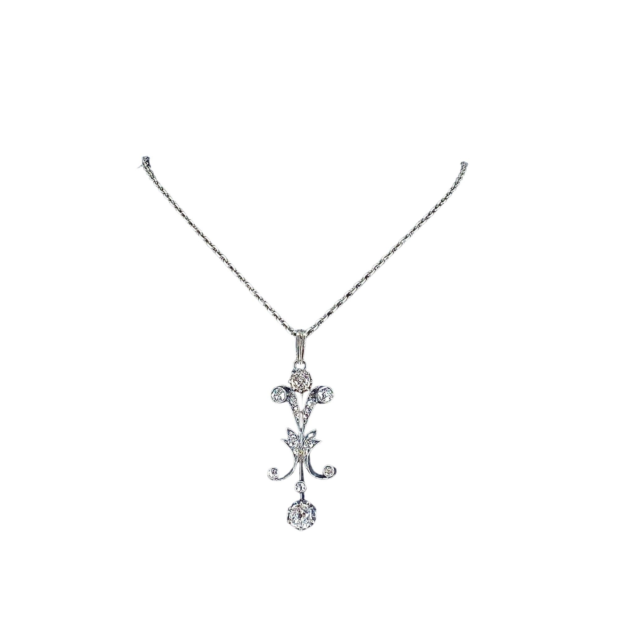 Pendentif en or et argent serti de diamants, avec chaîne. Epoque Napoléon III