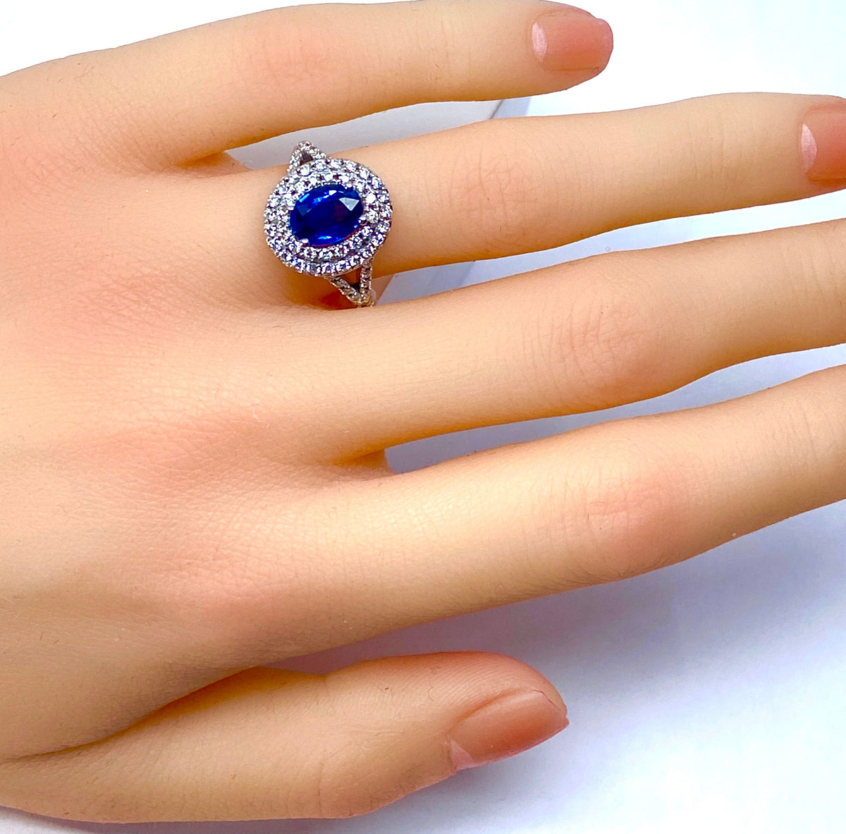 Bague en or blanc 18 carats en saphir et diamants