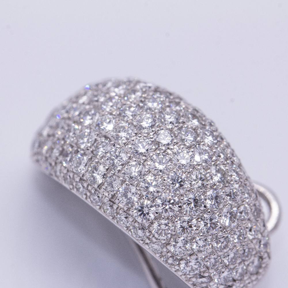 Boucles d'oreilles TAUBE en or blanc avec pavé de diamants