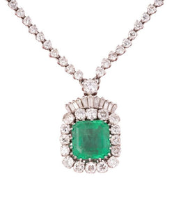 Magnifique collier en or blanc 18k centrée d’une émeraude de Colombie de 14.27 C