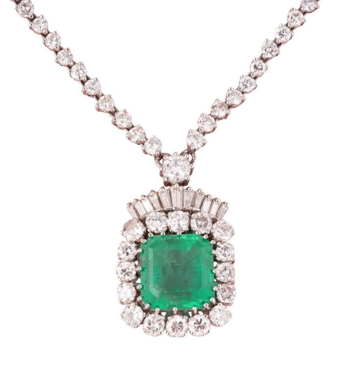 Magnifique collier en or blanc 18k centrée d’une émeraude de Colombie de 14.27 C