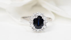 Bague marguerite en or blanc, saphir et diamants