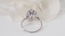 Bague navette en or blanc, saphir et diamants