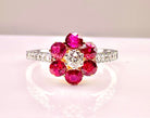 Bague marguerite en or 18 carats en rubis et diamants