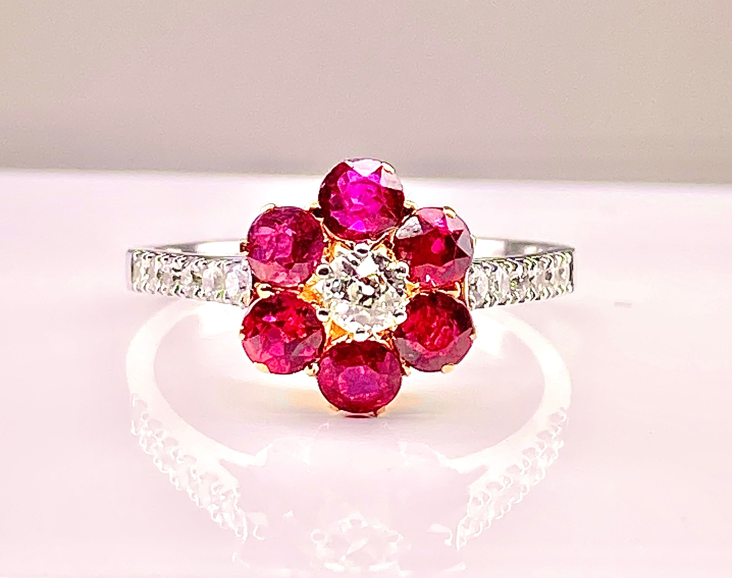 Bague marguerite en or 18 carats en rubis et diamants