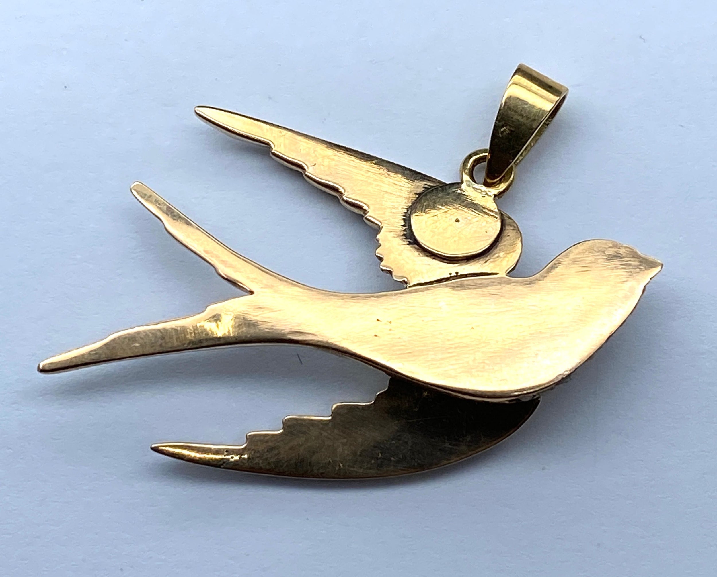 Pendentif en or 18 carats : hirondelle en perles fines et rubis