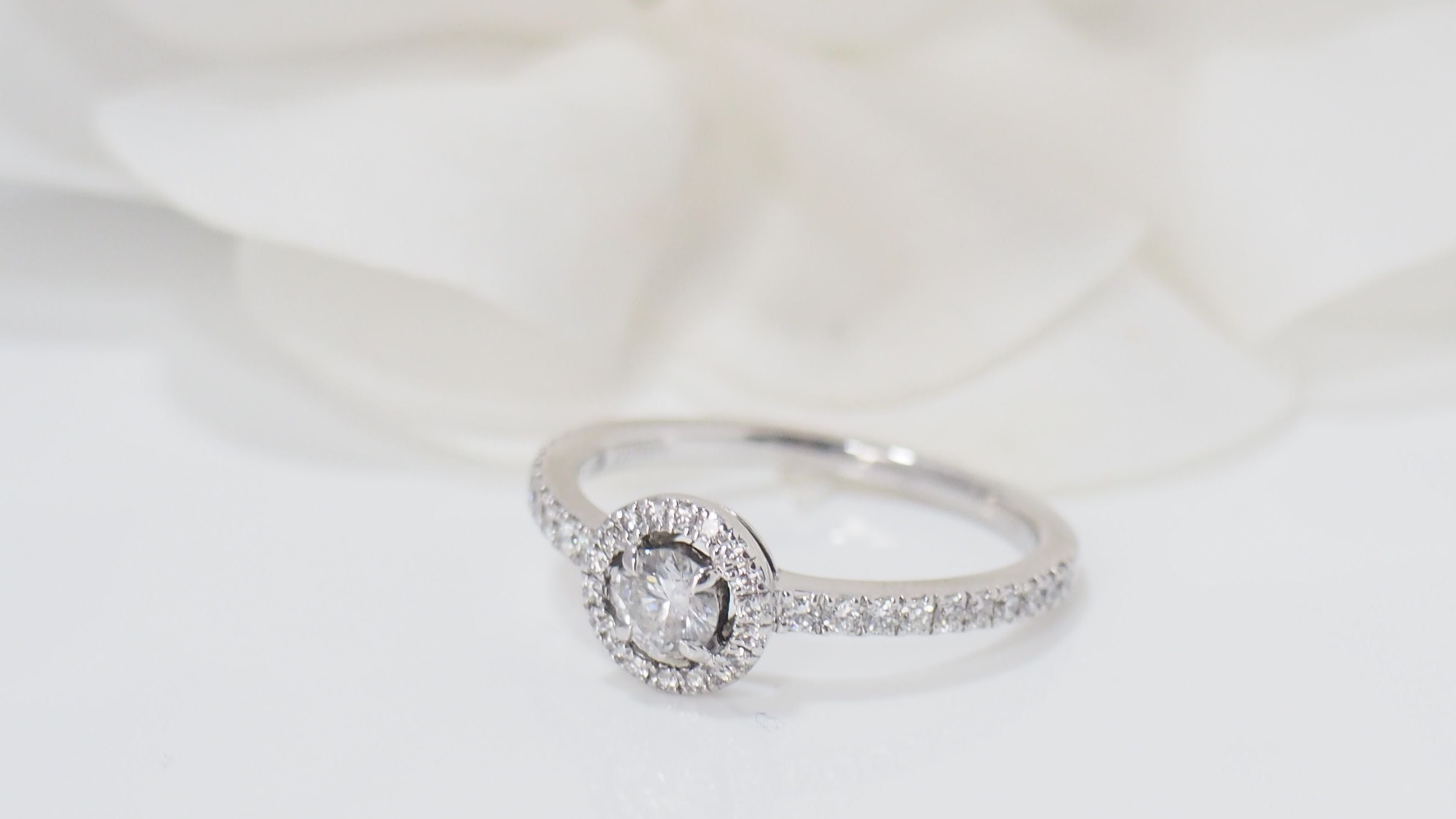 Bague solitaire Messika en or blanc et diamants