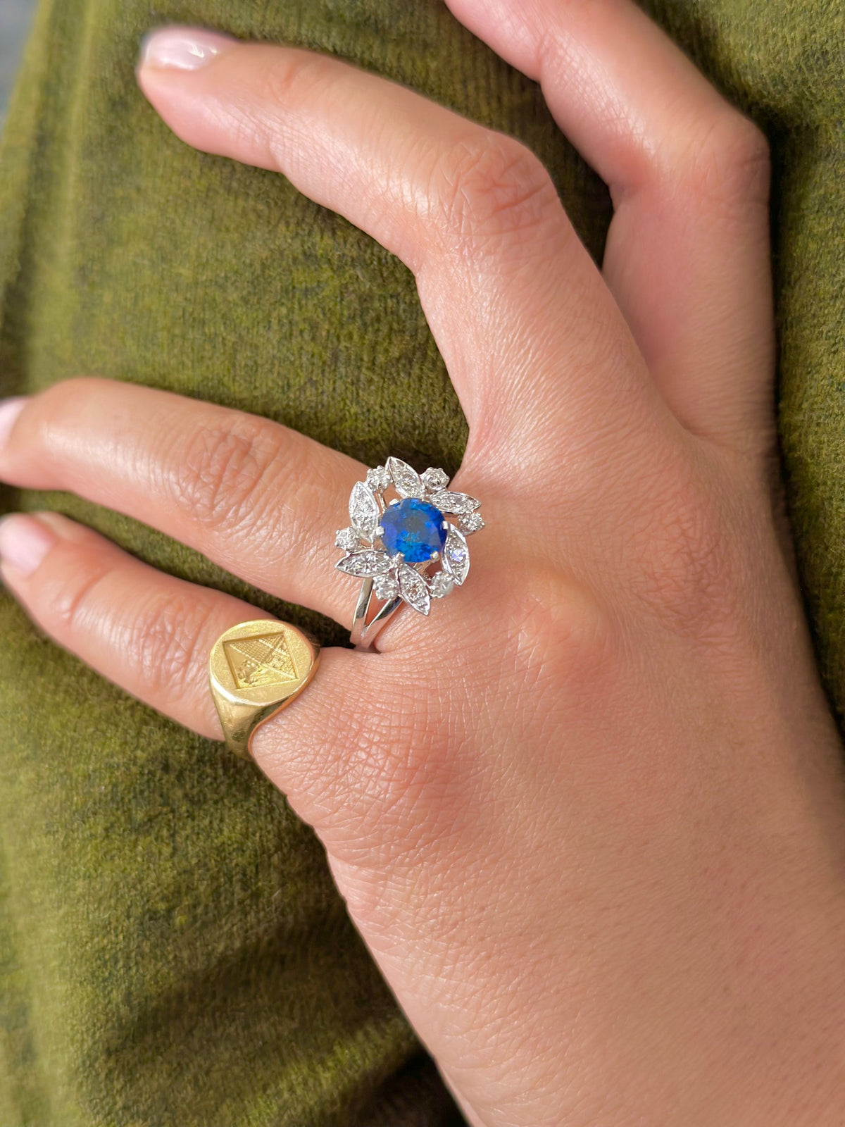 Bague Marguerite en or blanc, saphir et diamant