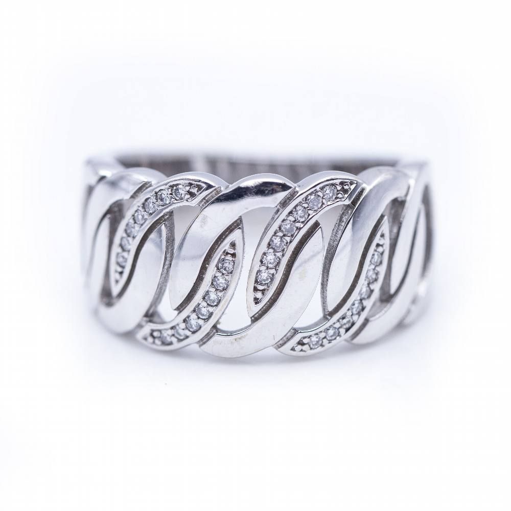 Bague large en or blanc avec diamants.