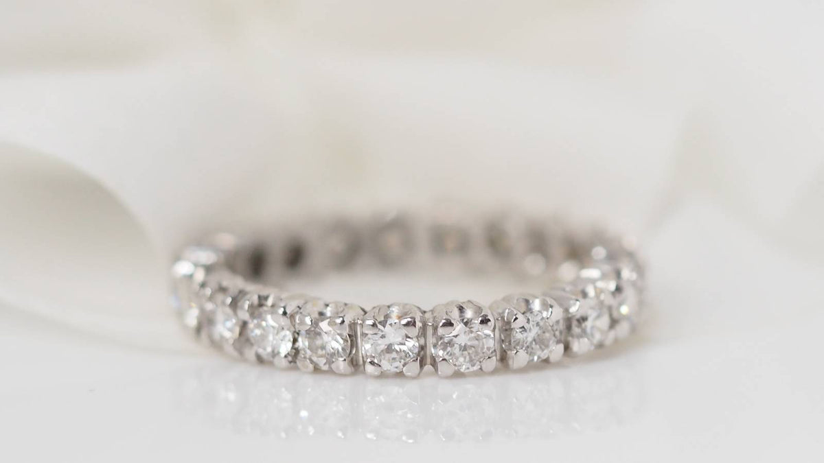 Alliance en or blanc et diamants