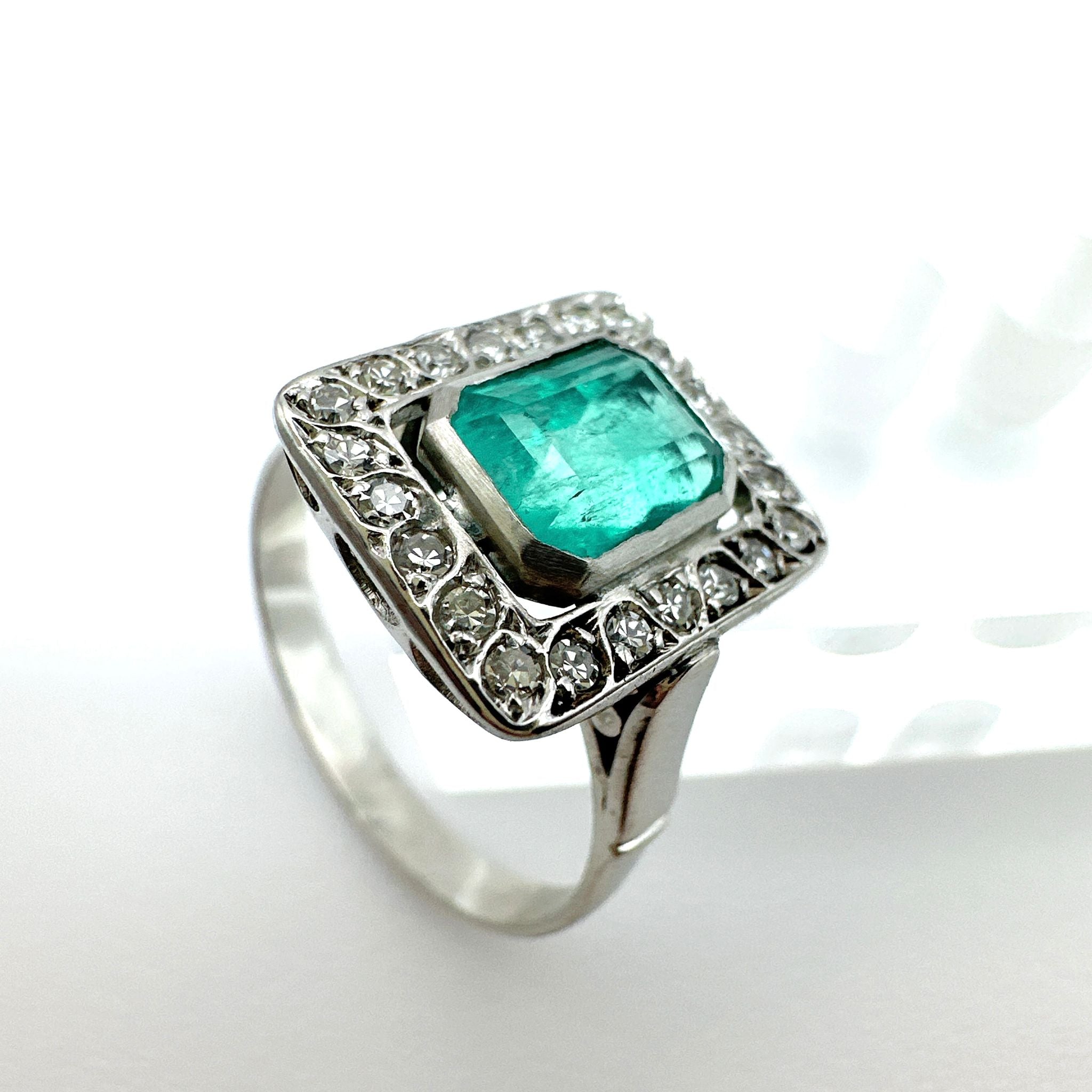 Bague art déco en or blanc et diamants et émeraude