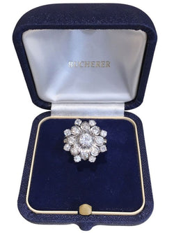 BUCHERER Bague florale en or blanc et diamants