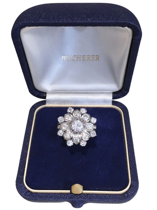 BUCHERER Bague florale en or blanc et diamants