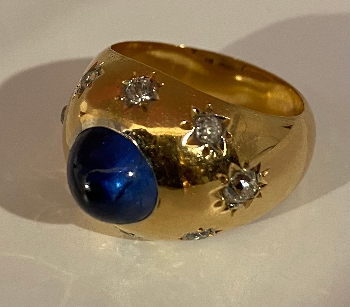 Bague en or 18 carats, saphir cabochon 5.10 ct ceylan non chauffé vers 1940