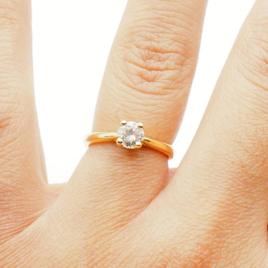Solitaire ring in yellow gold and diamond