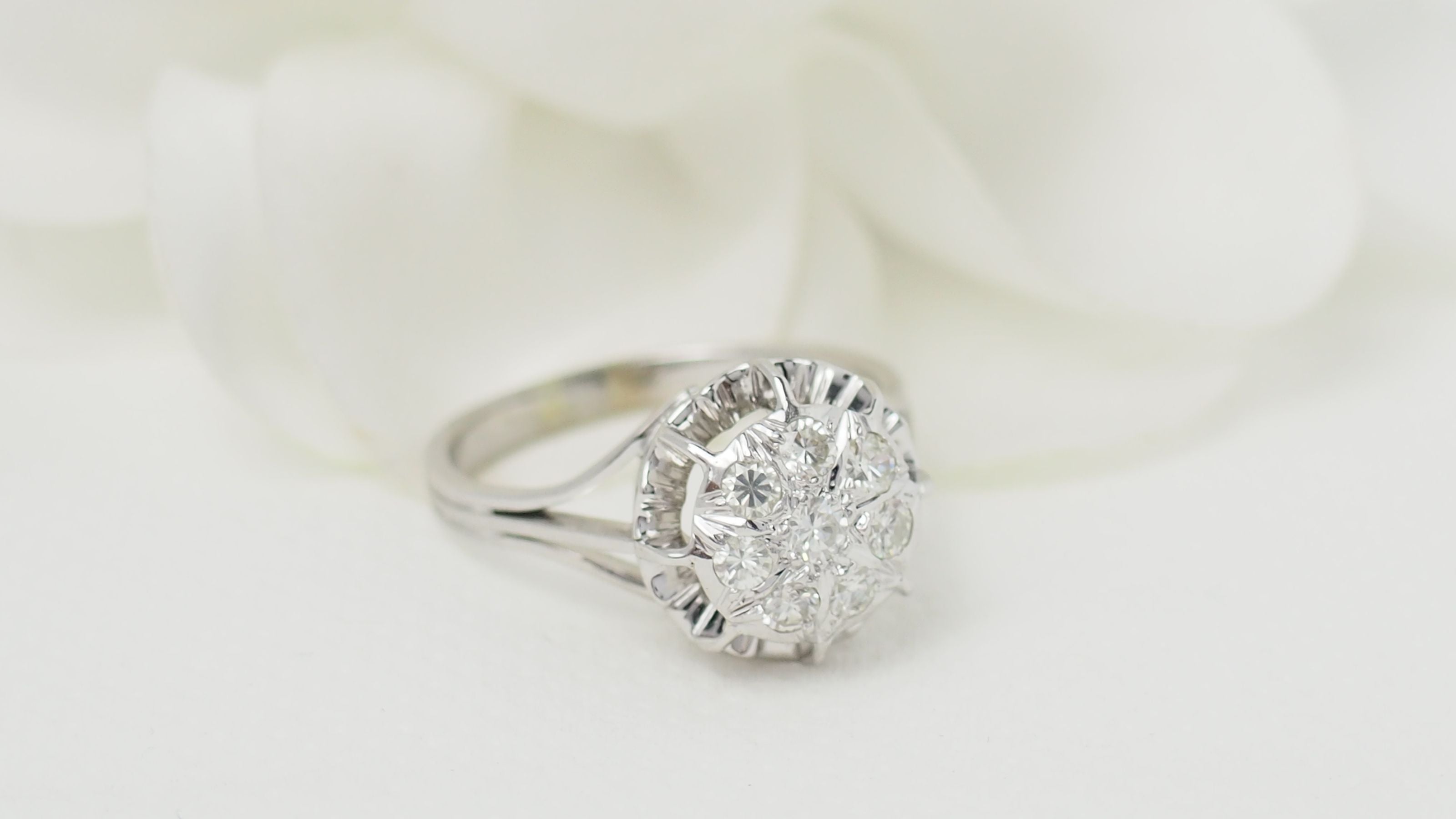 Bague vintage en or blanc et diamants