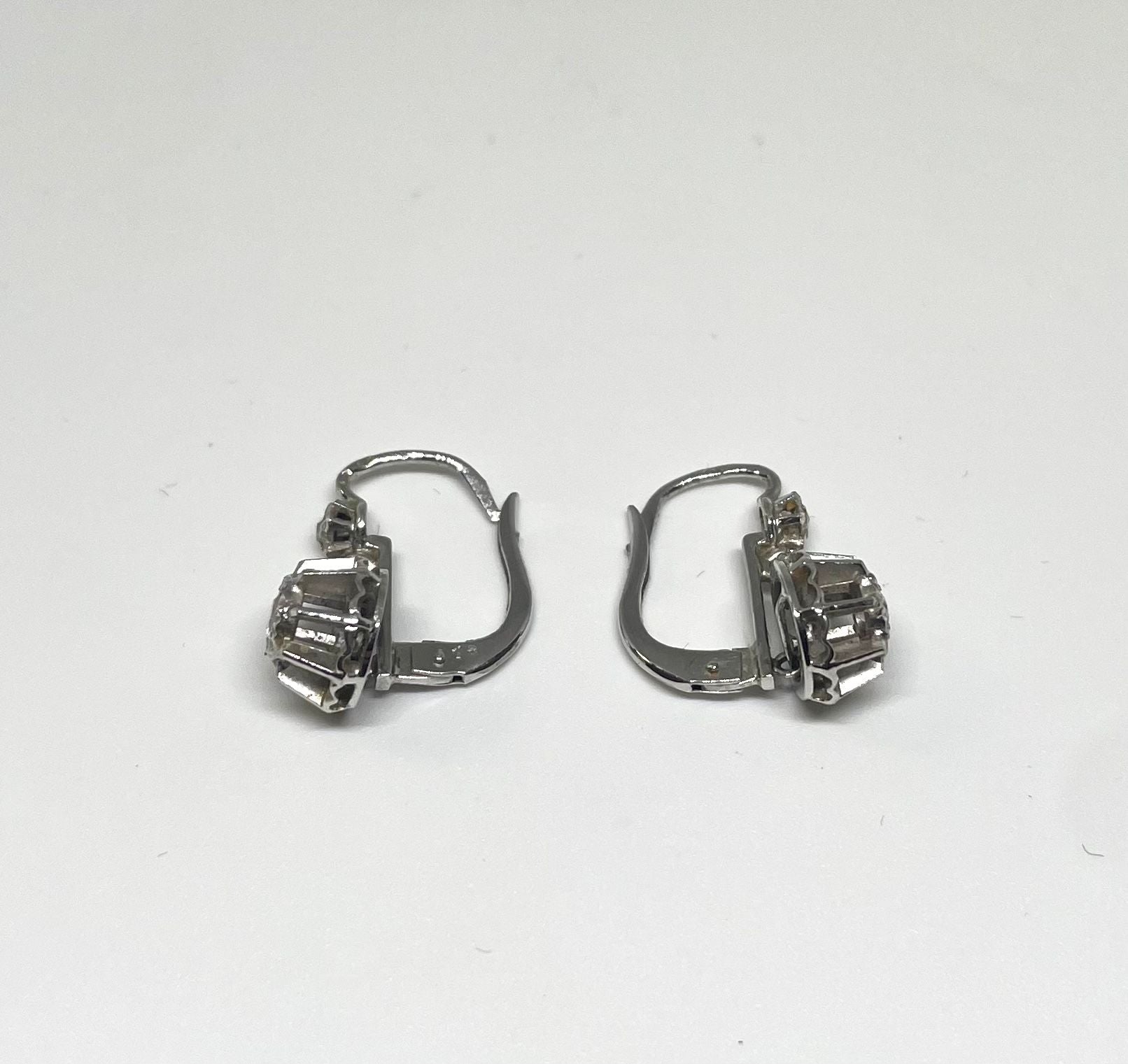 Boucles d’oreilles dormeuses en or blanc et diamants